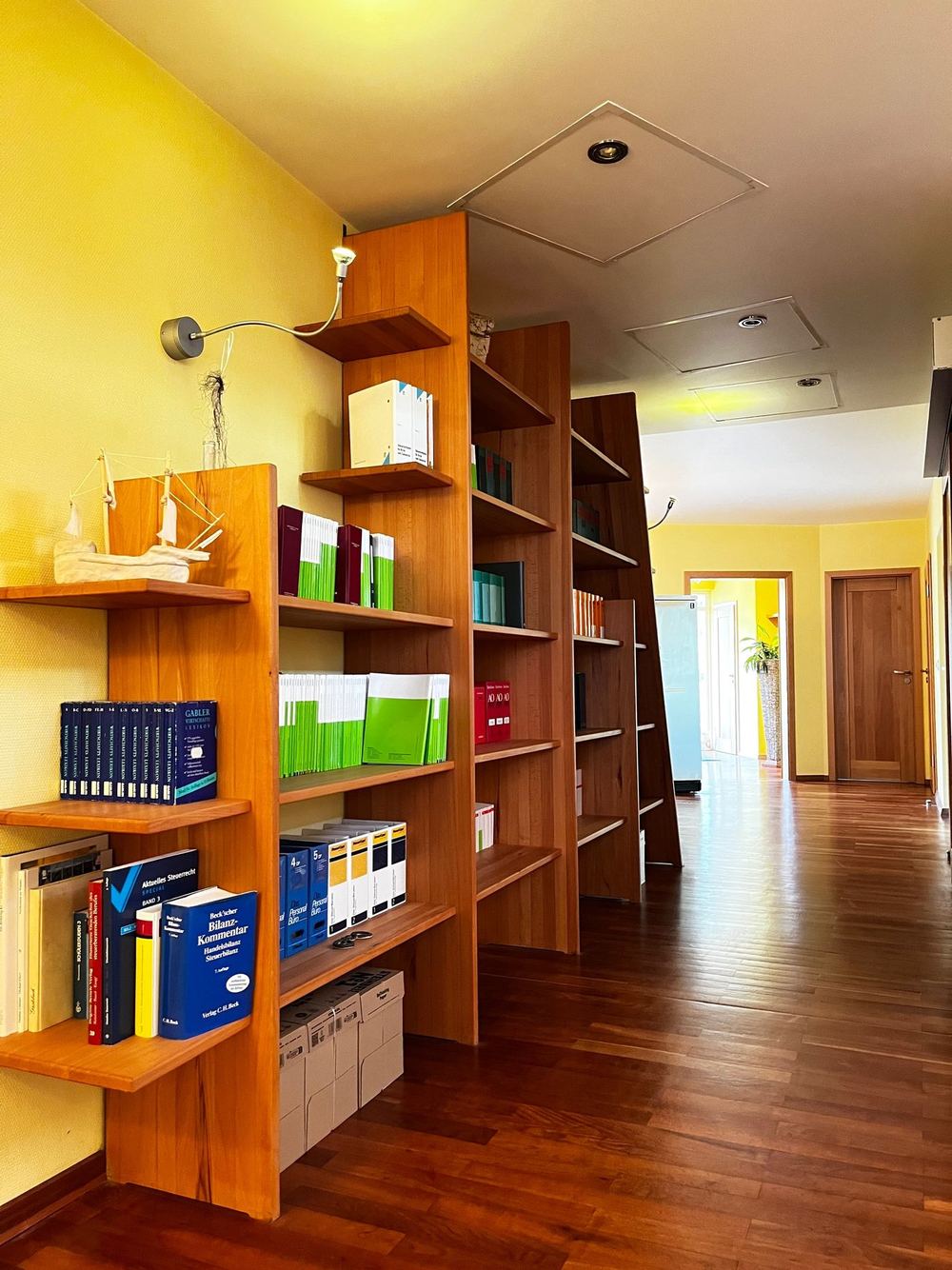 Flur der Kanzlei mit Fachbibliothek